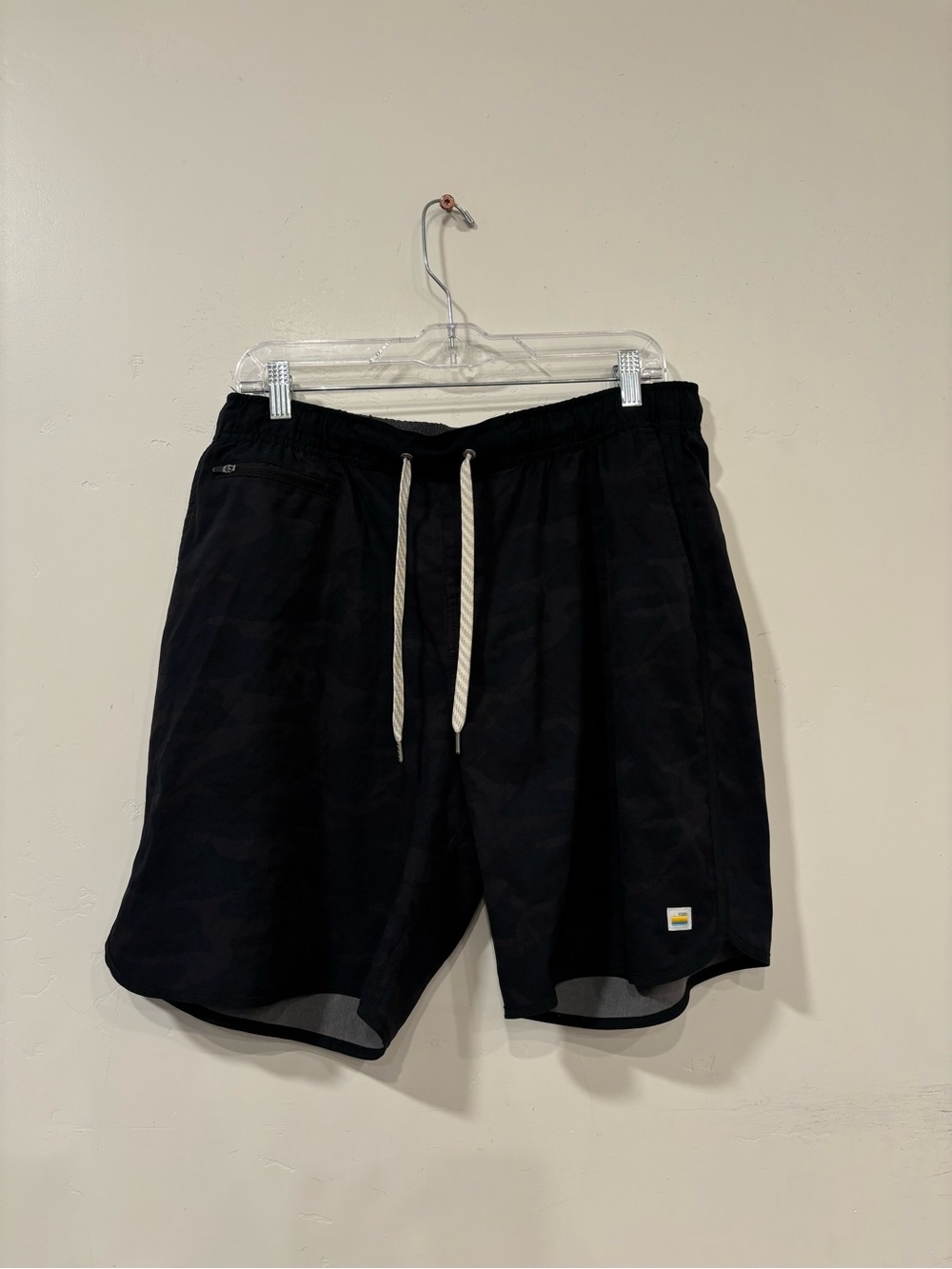 Vuori Shorts Mens XLarge Black Camo Banks Short Lined Swim Trunks Quick Dry